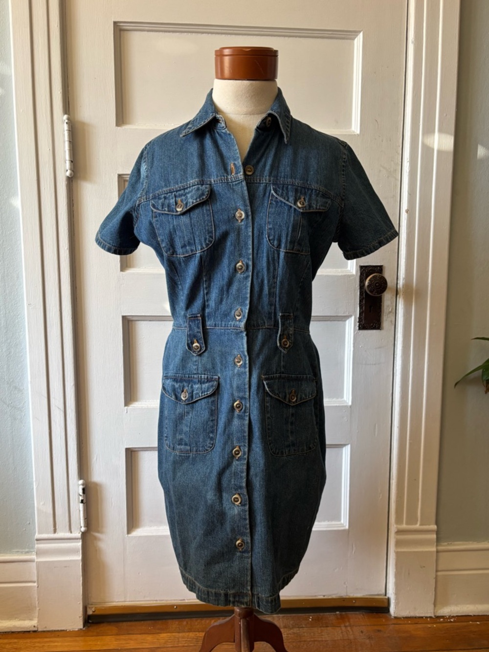 Casual Tapered Waist Button-Front Denim Shirt Dress in Medium Blue size 6